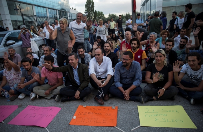 CHP’liler parti genel merkezinin önünde oturma eylemi yaptı